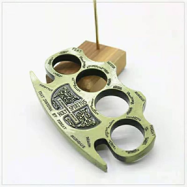 

tiger finger four finger self-defense weapons will hand in hand with the tiger finger fist buckle self-defense fighting supplies