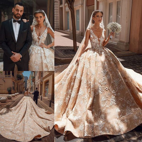 2021 bescheidene Ballkleid-Hochzeitskleider mit V-Ausschnitt, 3D-Spitzenapplikationen, geraffte Brautkleider, Übergröße, Kathedralenschleppe, königliche Luxus-Hochzeitsroben