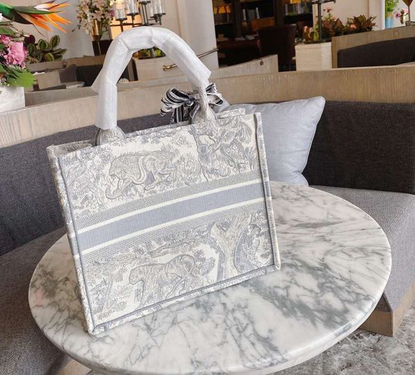 

2020 new embroidery 3d three-dimensional tiger pattern large capacity luxury big brand shopping bag handbag handmade double-sided flower