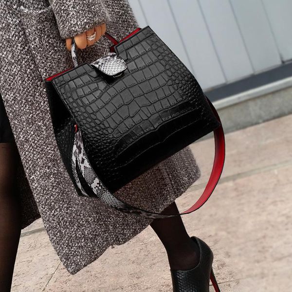 

luxury crocodile pattern women handbags snakeskin wide strap bucket bag designer shoulder bag buckle high capacity totes 2020