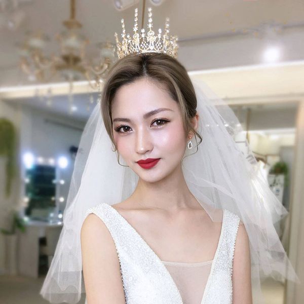 

tiktok dress, bride's wedding, luxury, atmosphere, voice, red, and the same, baroque queen's wedding dress accessories, Silver