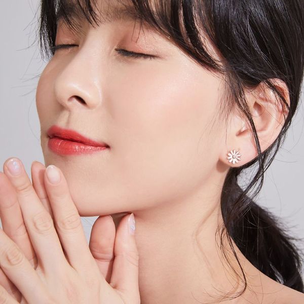 

designer earrings fashion stud suitable for social gathering party charm ear jewelry 925 silver wedding small fresh chrysanthemum shape, Golden;silver