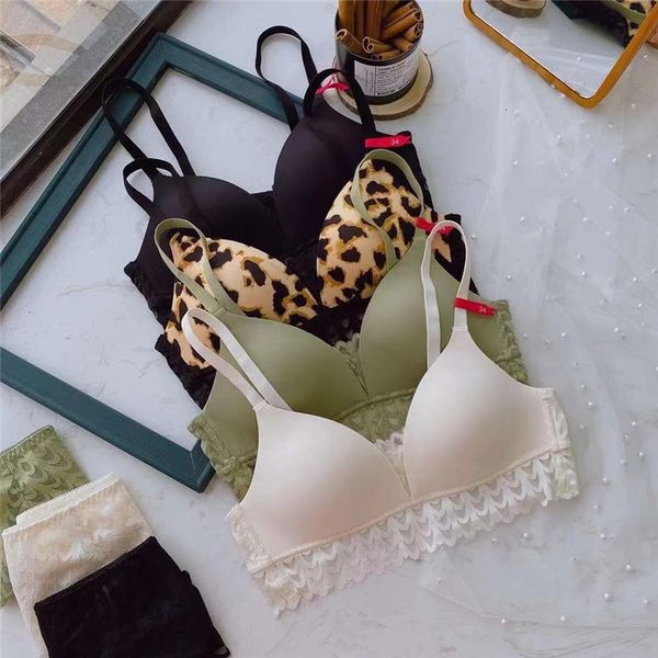 

new product of spring and summer 2021 b1830 smooth bra without steel ring, Red;black