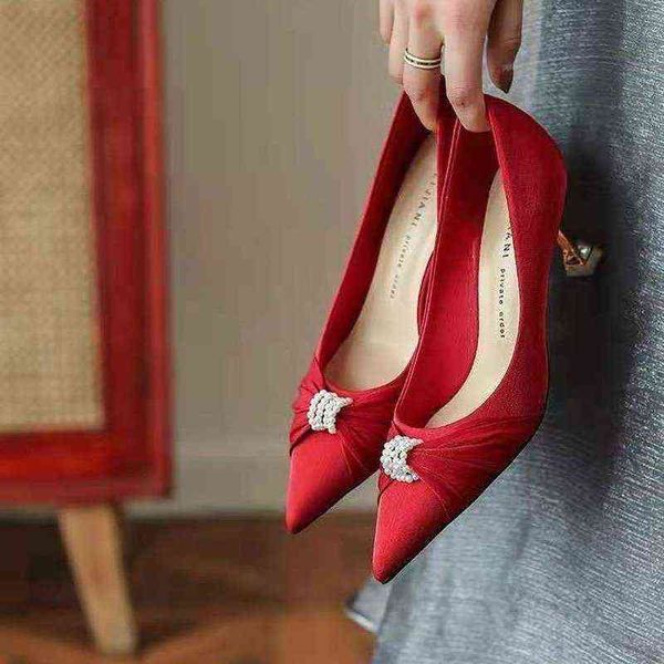Sapatos de vestido Novo verão cetim vermelho salto alto francês pérola pointed dedo do pé raso noiva de casamento sexy luxury marca mulher sapato 220303