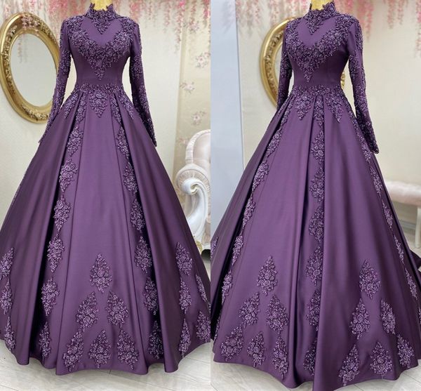 Dark Purple 2021 Árabe Evening Dresses Prom Long Sleeve alta Neck Lace frisada muçulmana vestido de noite formal desgaste do partido Mulheres vestido de cetim