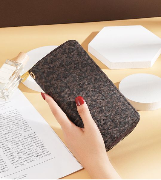 

long womens and mens wallet korean version of the new 2022 wholesale zipper clutch bag printing multi-card capacity wristlet, Red;black