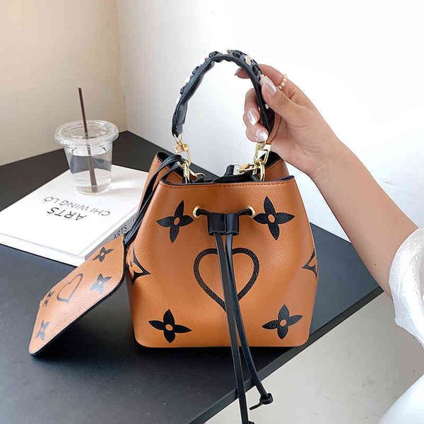 

2022 latest handbag factory store bucket bag simple single shoulder women's large capacity soft surface urban style