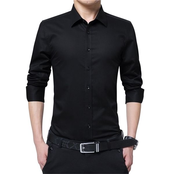 Мужские платья рубашка мода с длинным рукавом бизнес социальный мужчина сплошной цвет кнопки вниз воротник плюс размер работы белый черный 220309