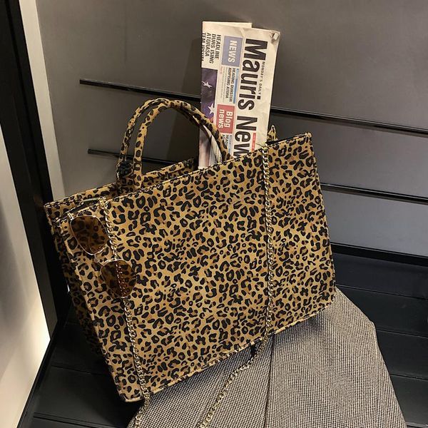 

2020 new fashion large capacity shoulder bag women's designer autumn and winter messenger bag commuter tote travel