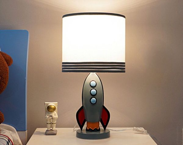 Lampada da tavolo in resina a razzo americano paralume in tessuto lampada da comodino per cameretta dei bambini dei cartoni animati lampada da scrivania a led per dormitorio per bambini