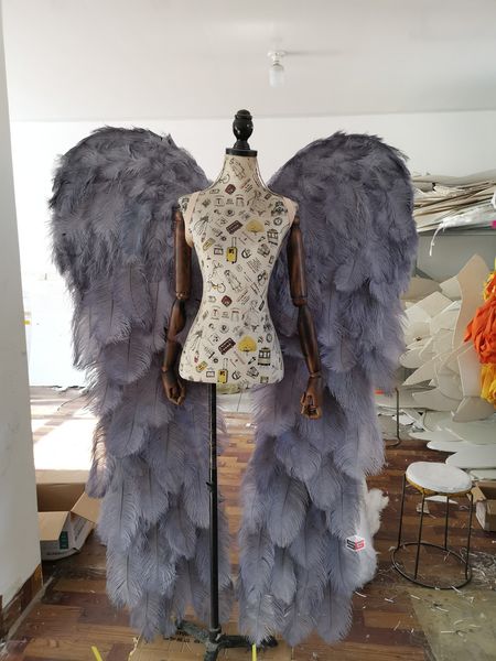 Nuovo arrivo lussuoso grigio piuma di struzzo ala d'angelo uomo moda fotografia puntelli decorazioni creative per studio di nozze