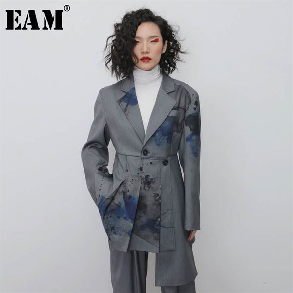 [EAM] Frauen Grau Muster Plissee Asymmetrische Blazer Neue Revers Lange Hülse Lose Fit Jacke Mode Frühling Herbst 2020 LJ201021