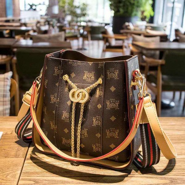 

luxurys designers women's 2021 spring fashion new large capacity printed bucket versatile shoulder messenger bag