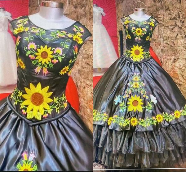 2022 Mexikanische Charro Quinceanera-Kleider, bestickt, Sonnenblumen-Satin, Organza, Rüschen, klassisch, U-Boot-Ausschnitt, transparente Kappe, kurze Ärmel, süßes 16-Kleid, formell