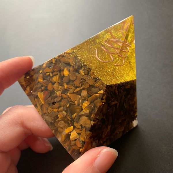 Natural Tiger Eye Beads Stone Chakra Orgone Pyramid Resin Reiki Crystal Stones Figurine Statue Fengshui Home Decor T200703 all'ingrosso