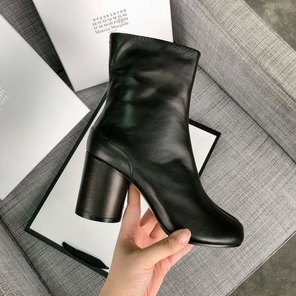 

2020 luxury new medium boots simple style leather material all-around fashion comfortable upper foot, Black