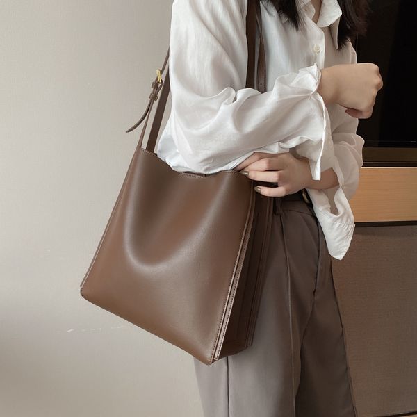 

luxurys designers leather clutch bag 2021 new women buckle bags lady original brown fashion handbags large tote leather shoulder bags