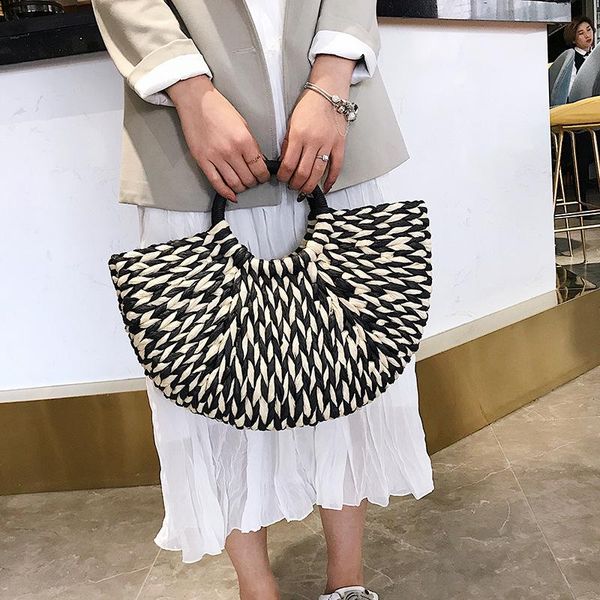 

2020 new summer handmade bags women pompon beach weaving ladies straw bag wrapped beach bag moon shaped