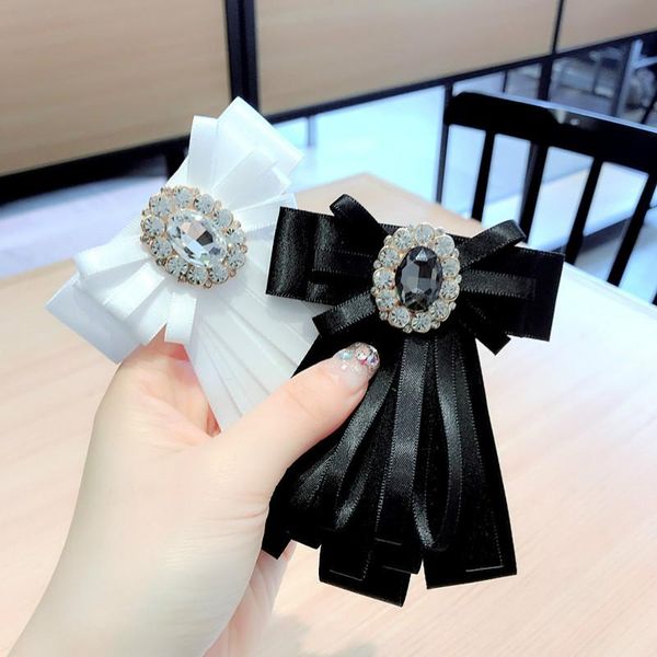 Pins, spille Accessori camicia coreana Imitazione Gemstone Retro Bow Tie Flower Collar Brooch per Girl Donne Gioielli di moda