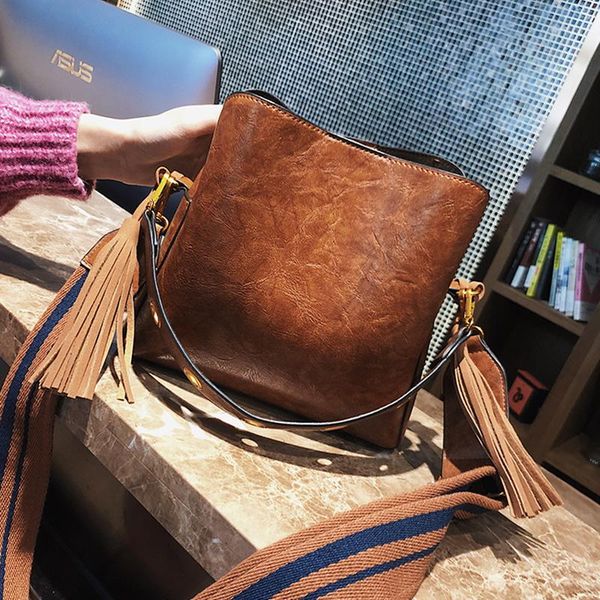 

etaill 2 sides масло воск + нубук pu кожа женщины ковш сумка vintage кисточкой сумка ретро широкий ремень crossbody