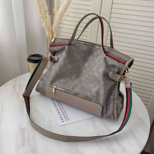 

2022 latest luggage factory wholesale messenger bag light large leisure single shoulder soft leather mobile phone
