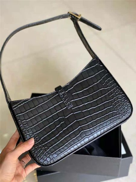 

le 5 Ã 7 hobo bag smooth calfskin leather women luxurys designer handbag flap with adjustable strap and tab closure with metal hook