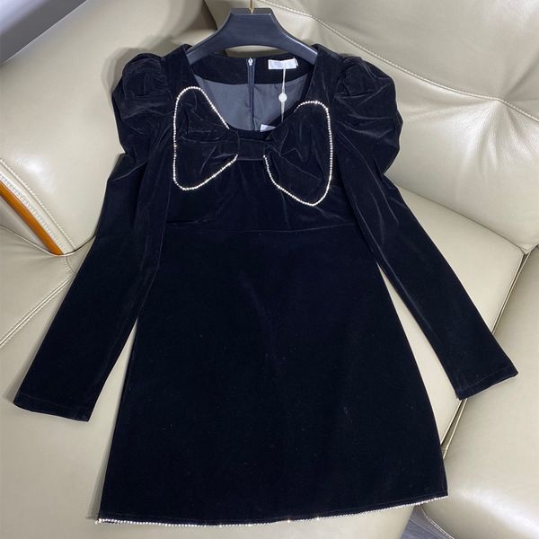 Moda mão-costurada diamante bowknot fina temperamento vestido material de veludo um em forma de saia de banquete retro pequeno vento perfumado curto skir cnt