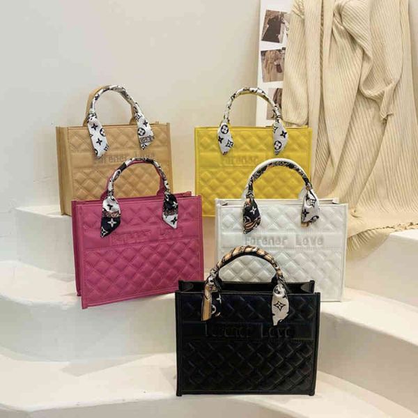 

2022 factory wholesale new large capacity fashion trend lingge handbag women's bag autumn and winter silk scarf texture one shoulder to