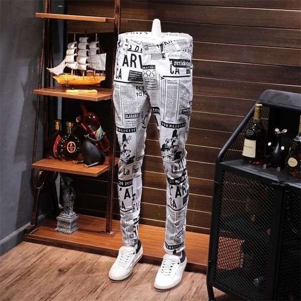 

white printing cowboy leisure time pants male directly canister self-cultivation personality newspaper print jeans male male 201111, Blue