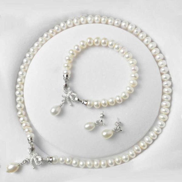 Set di gioielli di perle classici per donna. Gioielli di perle d'acqua dolce naturali autentiche, orecchini in argento, collana con bracciale