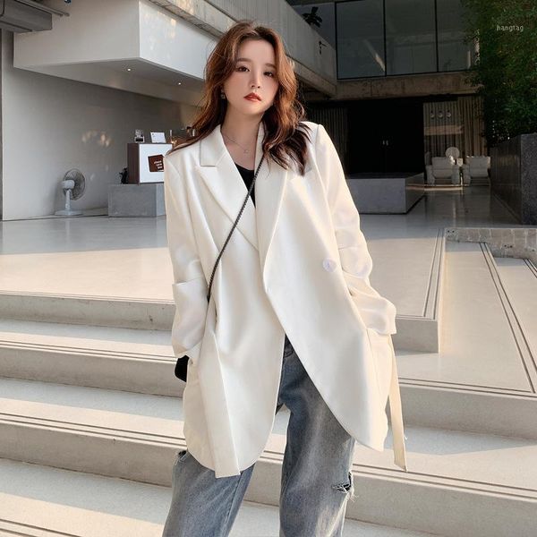 

ewq] 2020 осенний белый костюм женщины mid-длиной одноместный кнопка британский стиль свободные плюс размер дырья ремень blazer куртка дамы, White;black