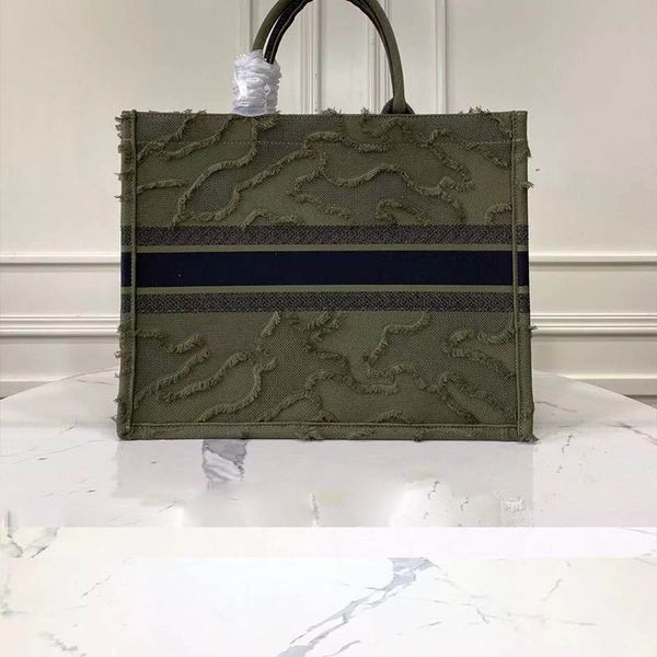 

ladies' handbags, shopping bags, high-end customized quality, more bags, please contact me. 0485612
