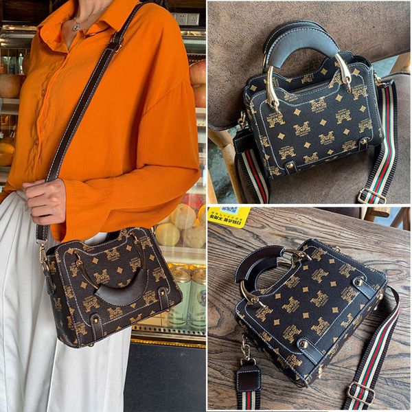 

luxurys designers 2021 new portable women's trend single shoulder bucket niche design large capacity cross commuter bag