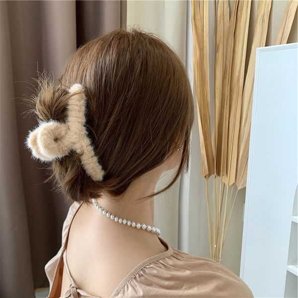 

2020 new plush velvet claw clip for women plastic hair claw hair clamps claw clip crab for hairs accessories for hair 0684, Black;brown