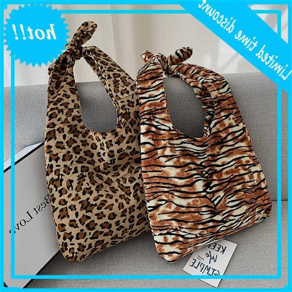 

2020 winter new single shoulder women's large capacity hand bag trend leopard plush handbag