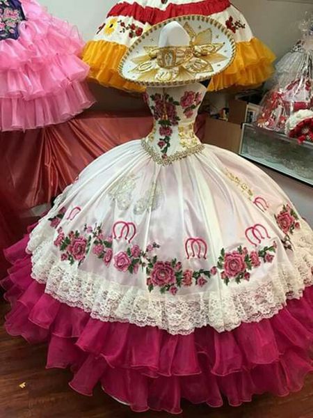 Vintage Quinceanera-Kleider, herzförmiger Ausschnitt, 3D-Blumen und Reiterstickerei, gestufter Rock, mexikanisches Charro-Pink-Ballkleid, Vestido De Anos