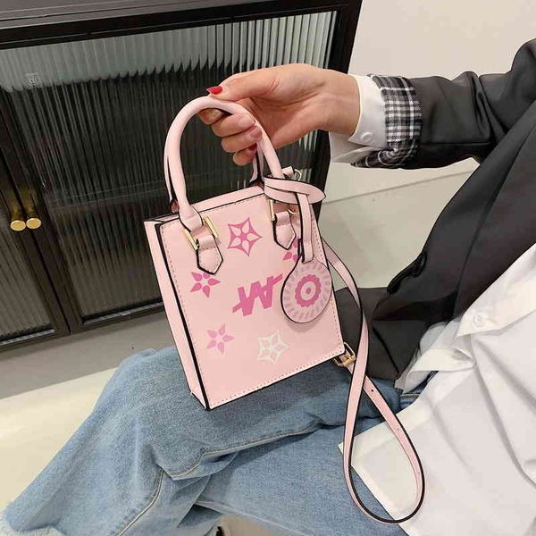 

2022 latest handbag factory store on in may, this popular printed messenger single shoulder ins portable small square bags