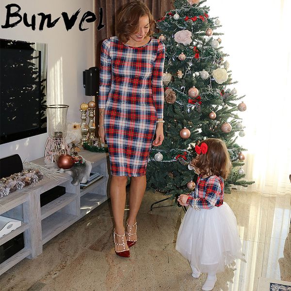 Bunvel Christmas Family Dresses Mamãe e Me Roupas Manta Impressão Família Bebé Roupas Vestidos Outono Bebé Vestido F LJ201111