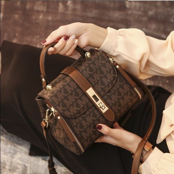 

luxurys designers french niche fashion autumn and winter 2021 new bucket women's messenger bag