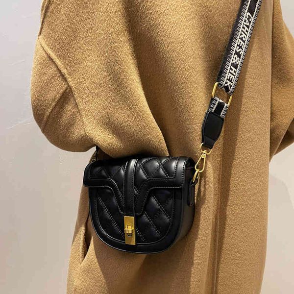 

2022 latest handbag factory store on color blocking contrast lock catch flip underarm saddle personalized