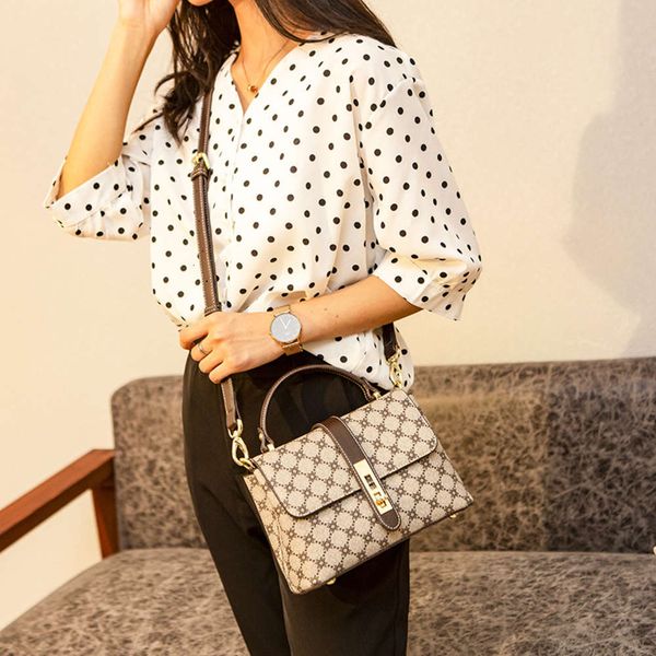 

luxurys designers women's 2021 new fashion messenger single shoulder square bucket versatile handbag small bag