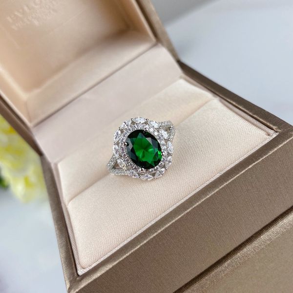 

2021 new luxury fashion design emerald zircon inlaid high-grade green zircon diamond ring and high carbon diamond ing, Red;brown