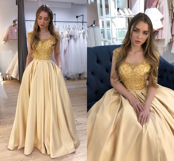 2021 Gold frisado cetim vestidos de baile uma noite formal elegante vestidos de manga curta colher oco back vestido de homecoming longo doce 16 meninas