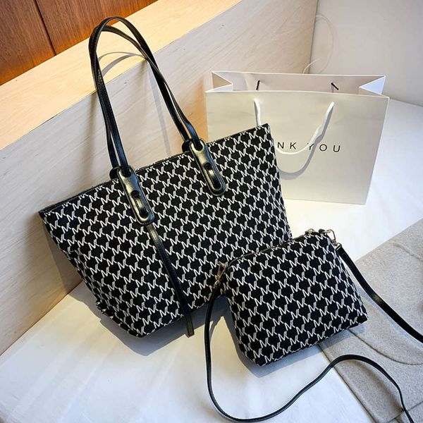 

luxurys designers autumn and winter new large capacity tote fashion trend shoulder temperament straddle bag versatile