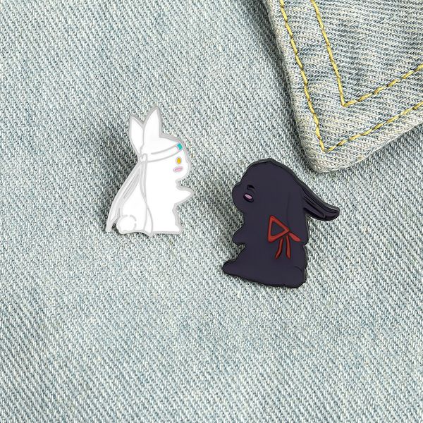 Cartoon Niedliche Kaninchen Master Emaille Pins Schwarz Weiß Lan Wangji Wei Wuxian Für Kinder Geschenk Anstecknadeln Kleidung Taschen