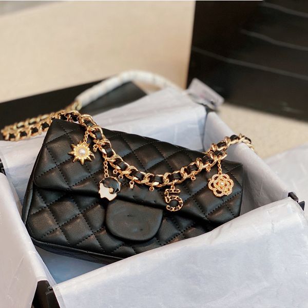 

2021 early spring womens bag shoulder bag metal diamond badge pendant luxurys designers bags messenger bags ing