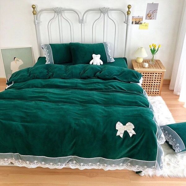 

2021 dark green designer bedding sets warm winter  bed comforters sets lace edge luxury winter bedding fast shipping