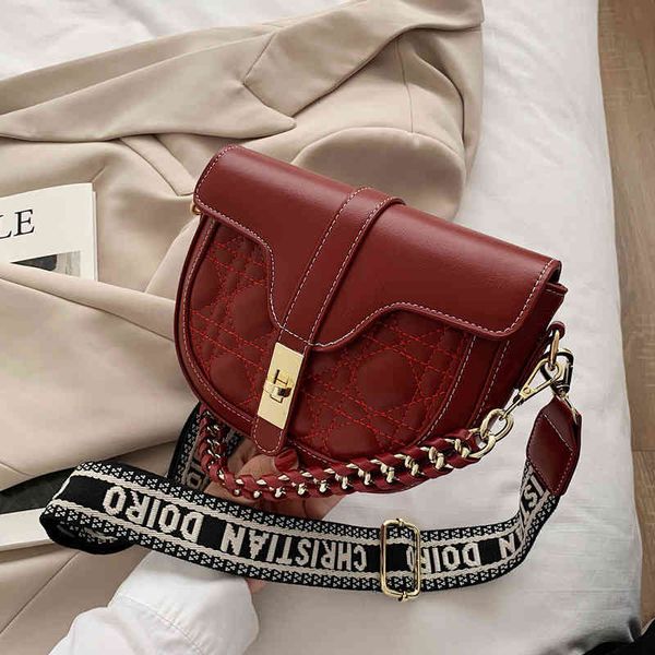 

2022 factory wholesale new wide shoulder strap small women's fashion chain saddle versatile handbag lingge single shoulder messenger ba