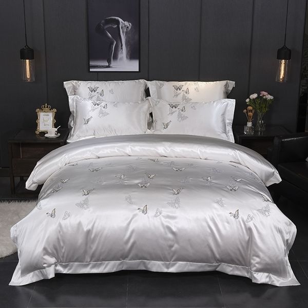 Set biancheria da letto in cotone setoso di lusso bianco argento 4 pezzi Set di biancheria da letto chic ricamo farfalla US Queen King size Copripiumino 201119