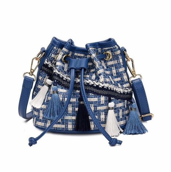 

the new korean version of baita tassels one-shoulder bag, fashionable and leisure inclined water bucket bag